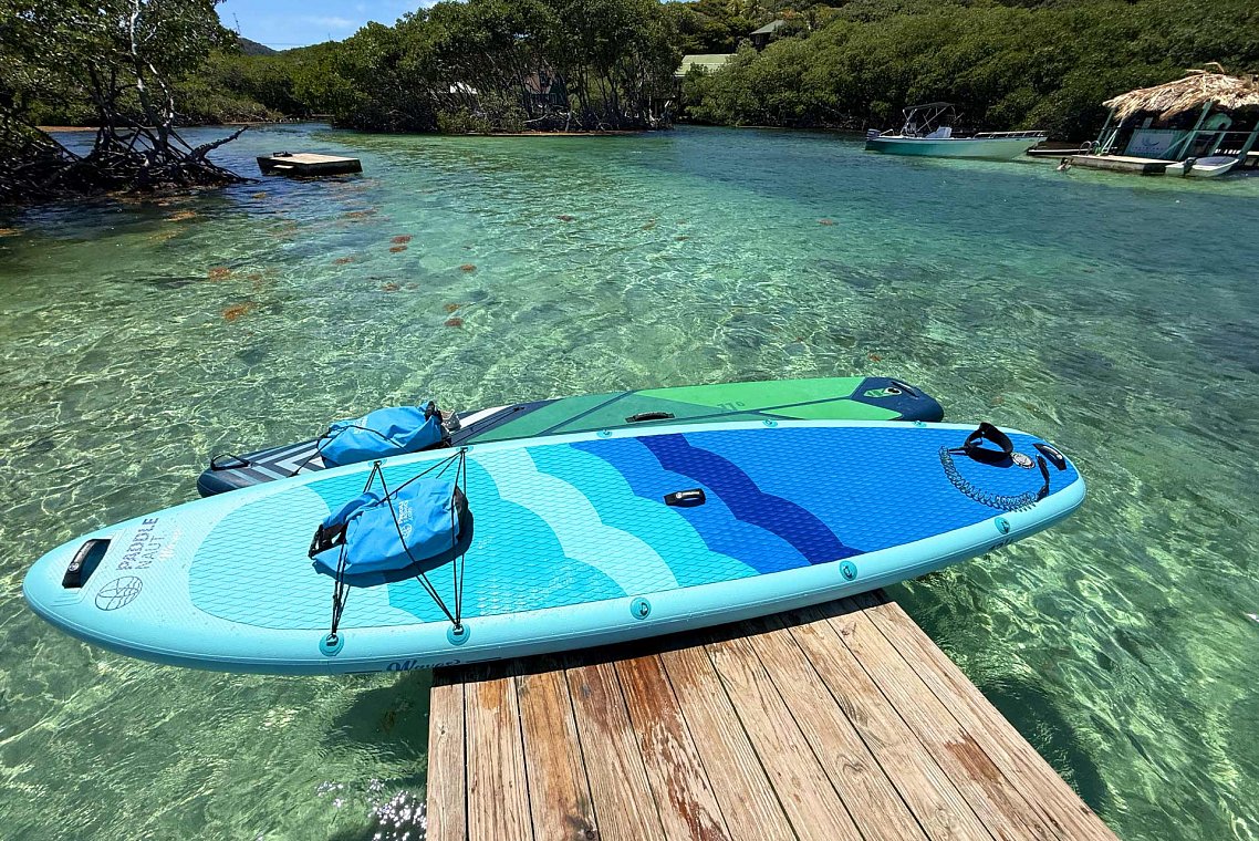 Nepromokavý vak o objemu 10 litrů je u každého paddleboardu.